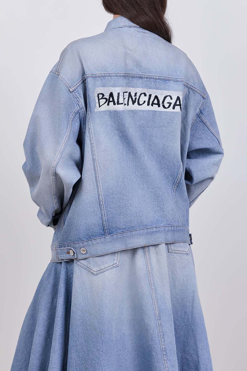 תמונת דוגמן אחורית של ז'קט ג'ינס