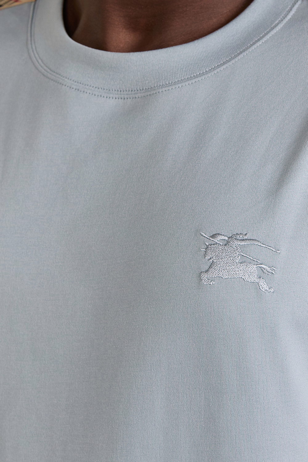 תמונת תקריב דוגמן של חולצת טי