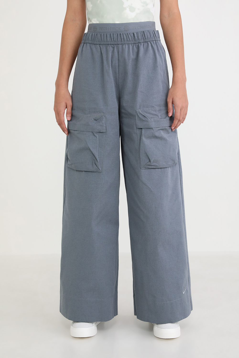 תמונת דוגמן קידמית של מכנסיים ארוכים מתרחבים