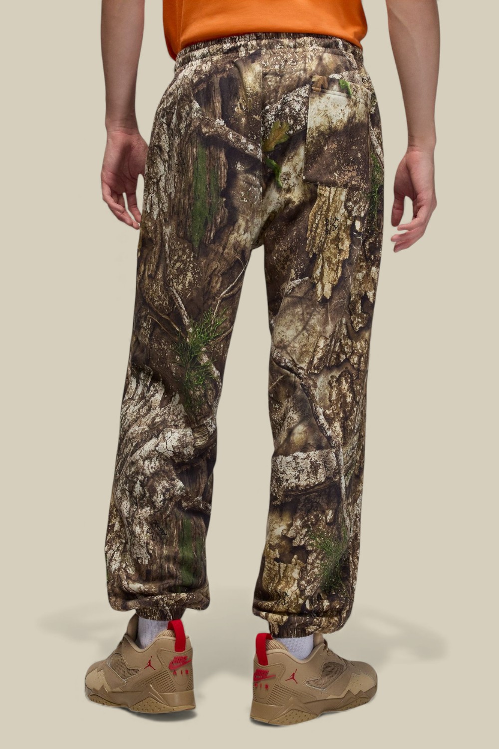 תמונת דוגמן אחורית של מכנסי ג'וגר נייקי ג'ורדן X רילטריי