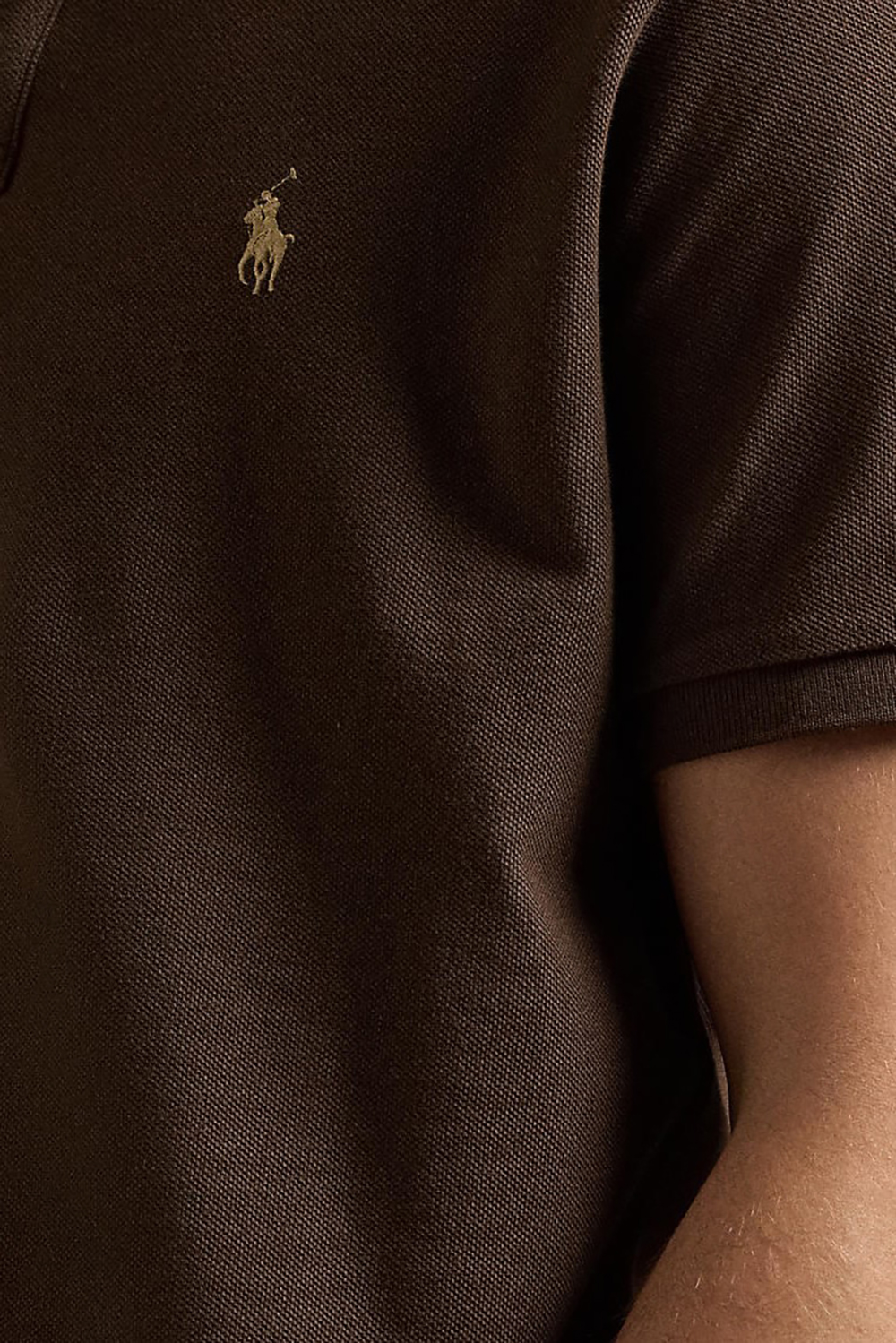 תמונת תקריב דוגמן של חולצת פולו