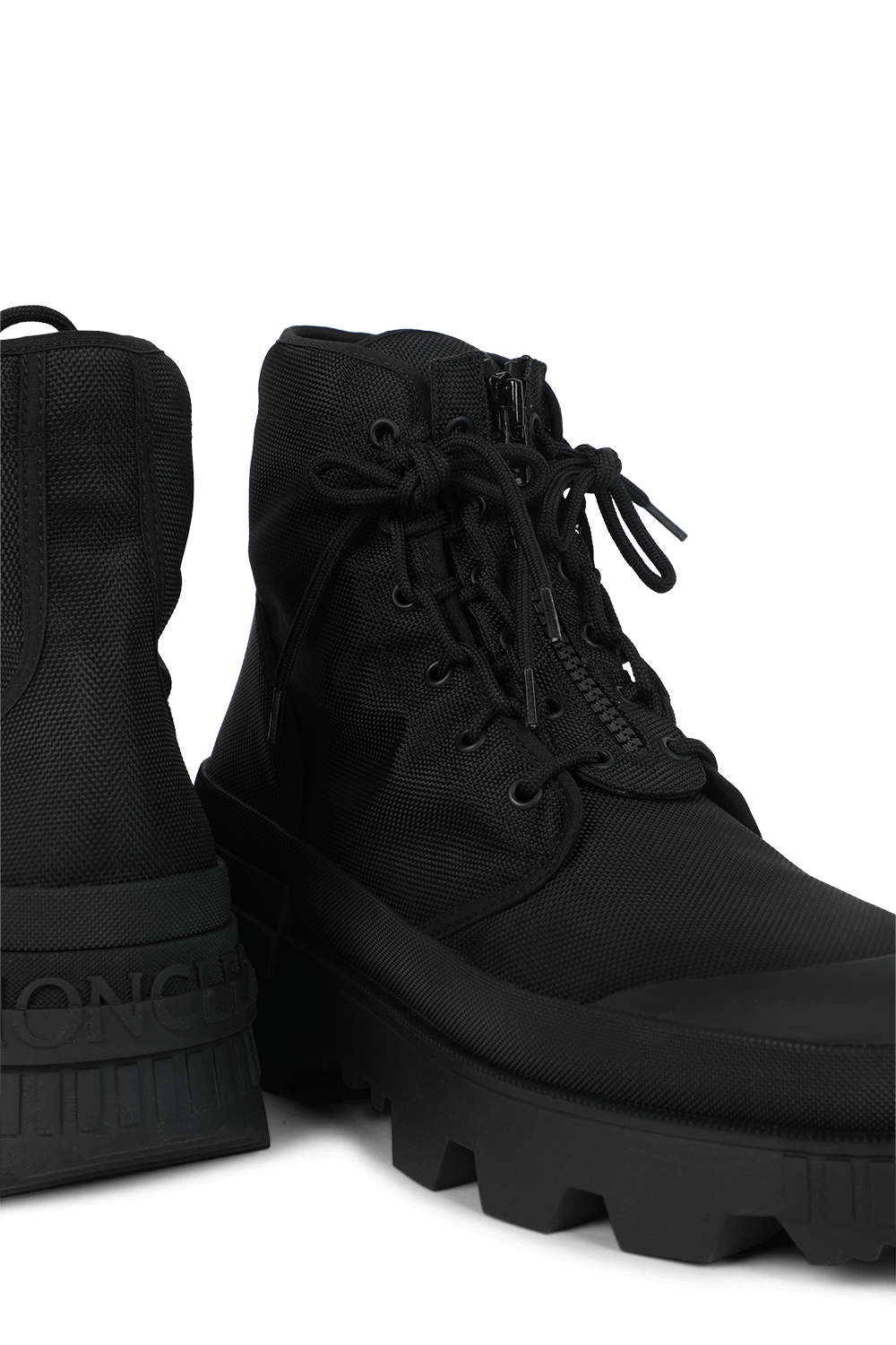 תמונת תקריב של מגפיים מקנבס עם שרוכים