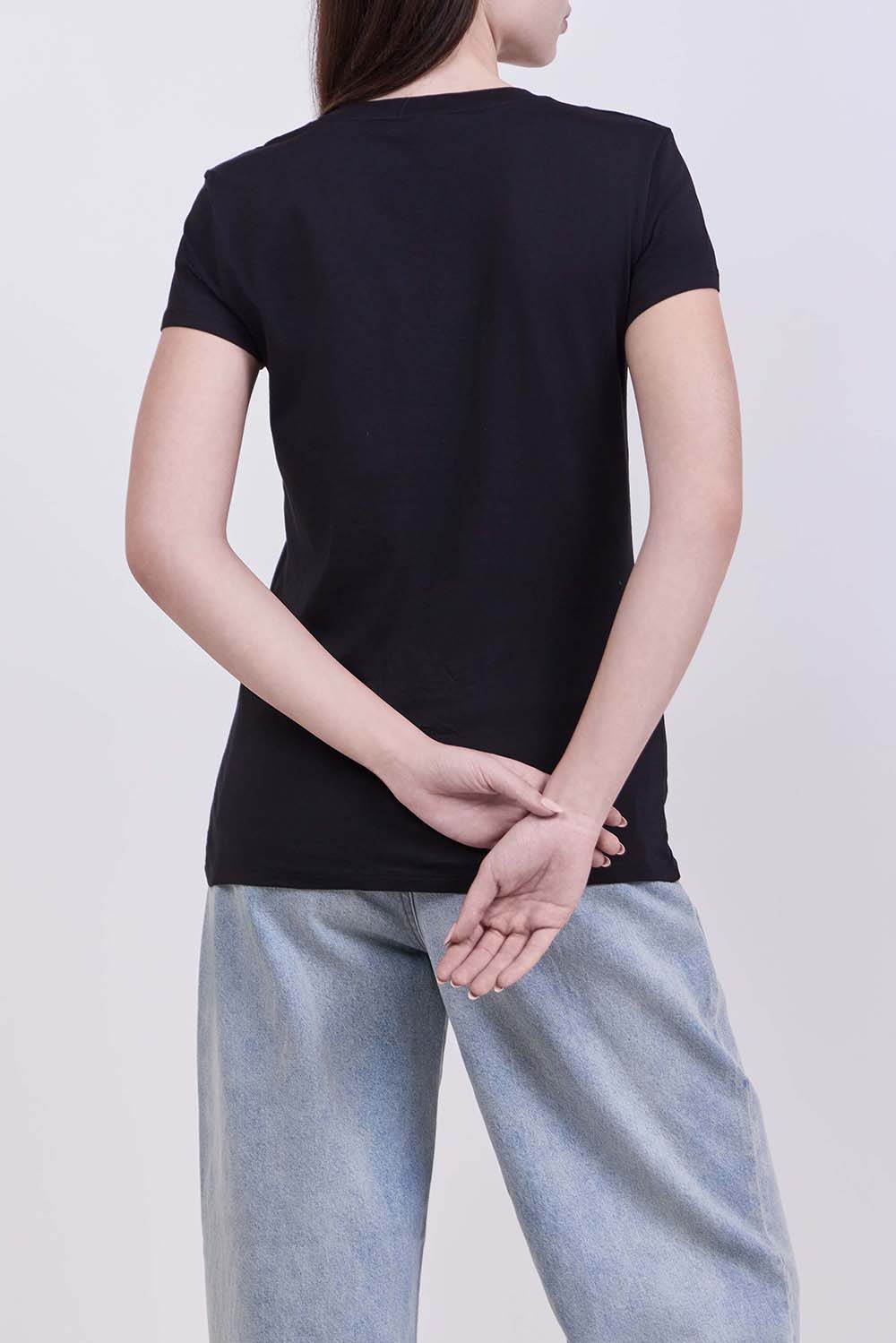 תמונת דוגמן אחורית של חולצת טי בגזרת סלים