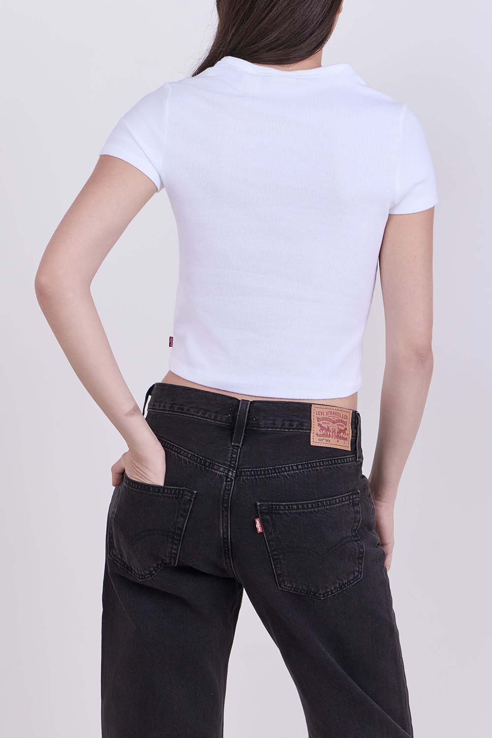 תמונת דוגמן אחורית של חולצת טי קרופ בגזרת סלים