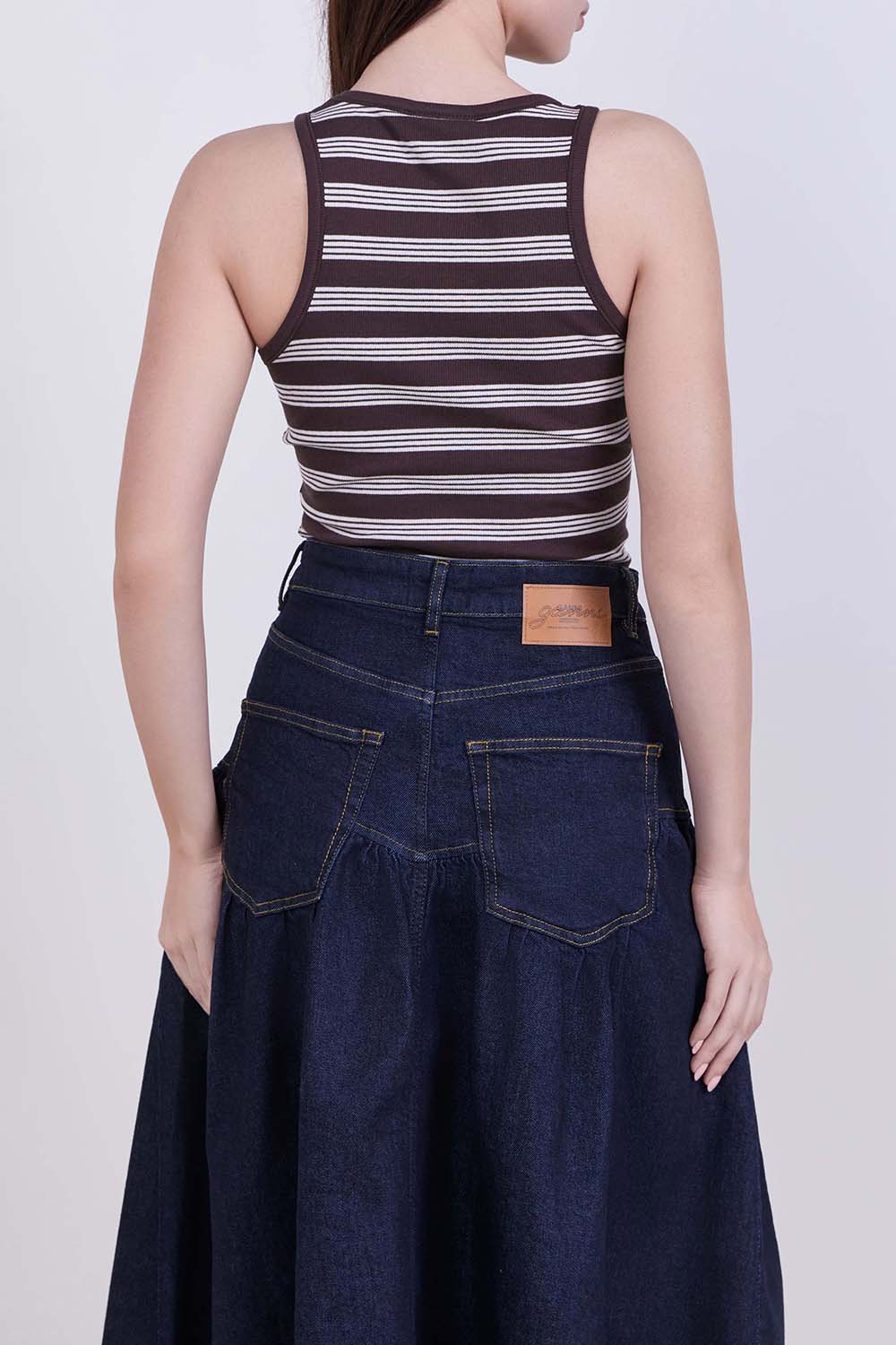 תמונת דוגמן אחורית של גופיית ריב פסים