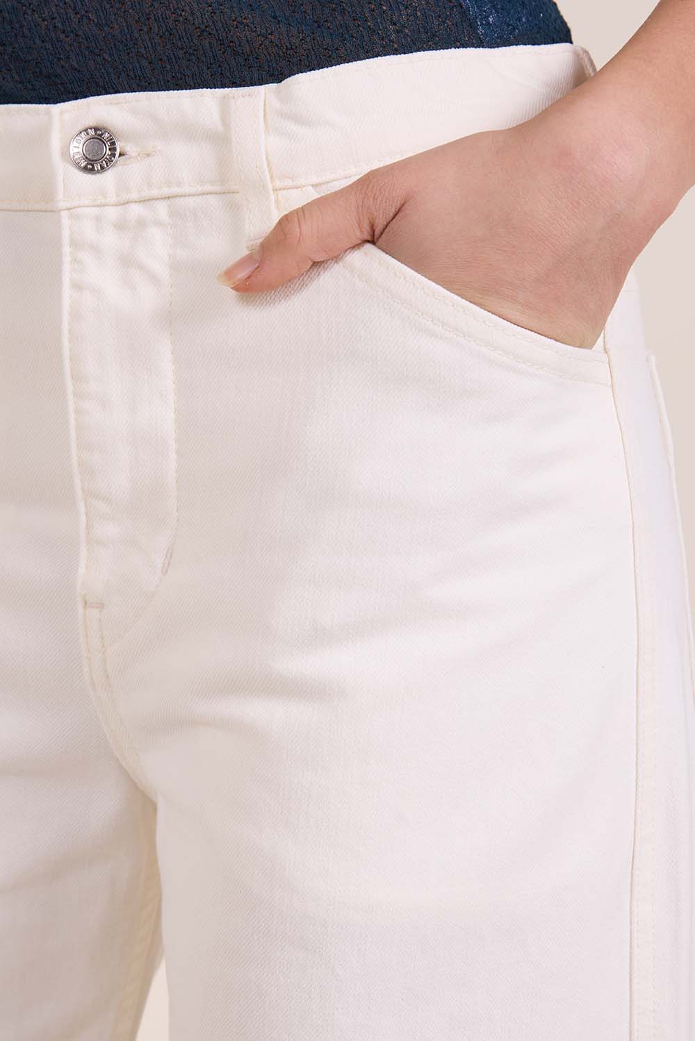 תמונת תקריב דוגמן של מכנסי ג'ינס בגזרת ברל