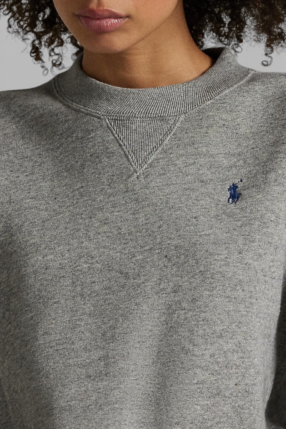 תמונת תקריב דוגמן של סווטשירט