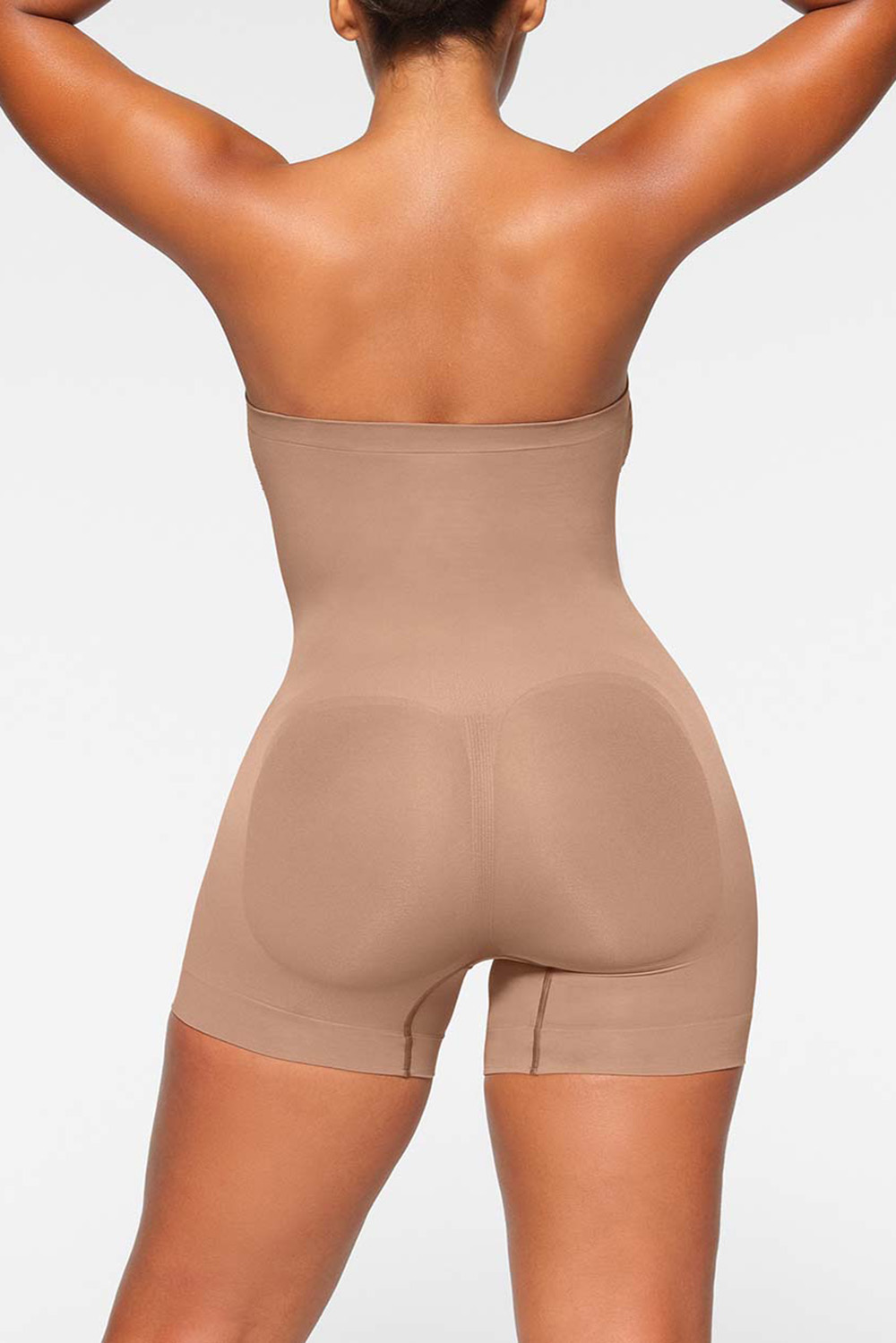 תמונת דוגמן אחורית של STRAPLESS SHORTIE BODYSUIT