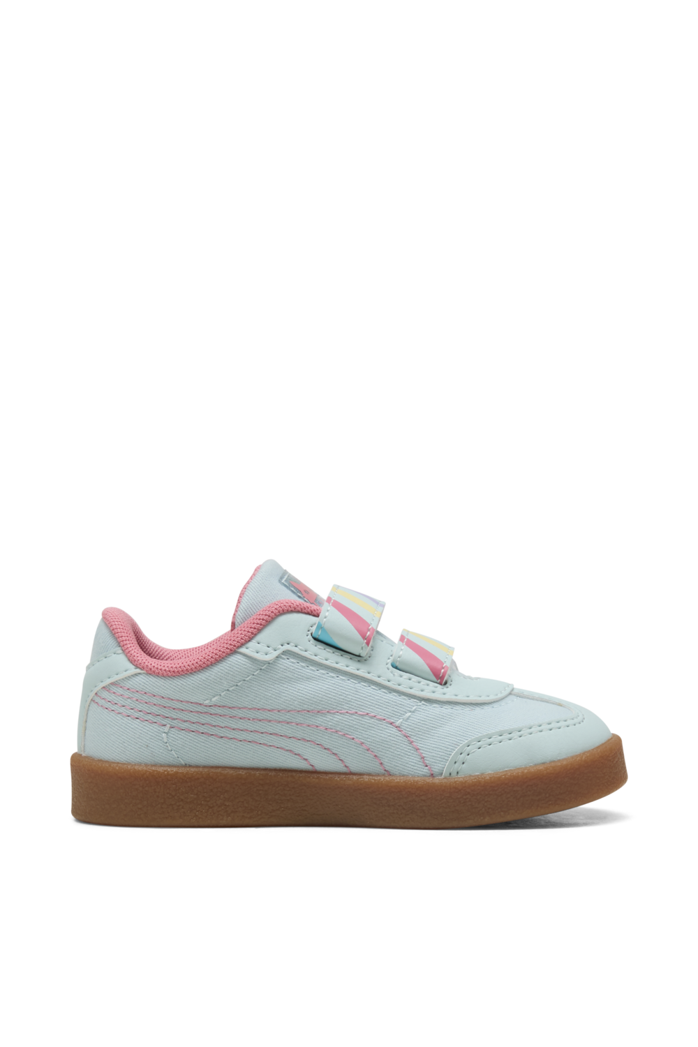 תמונה קידמית של נעלי סניקרס