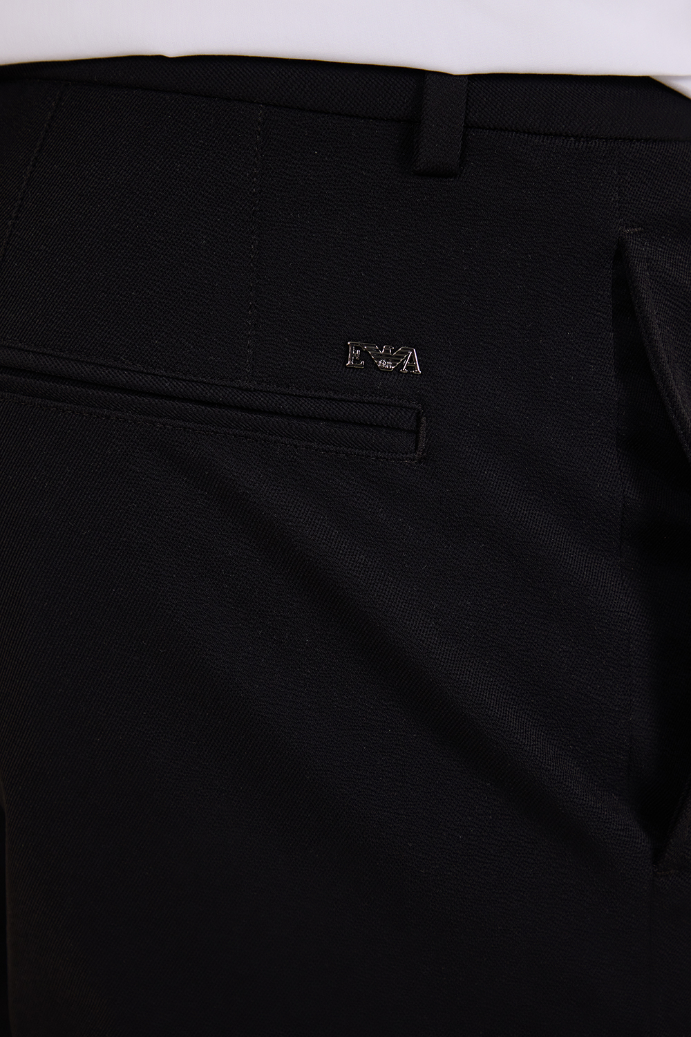 תמונת תקריב דוגמן של מכנסיים מחוייטים