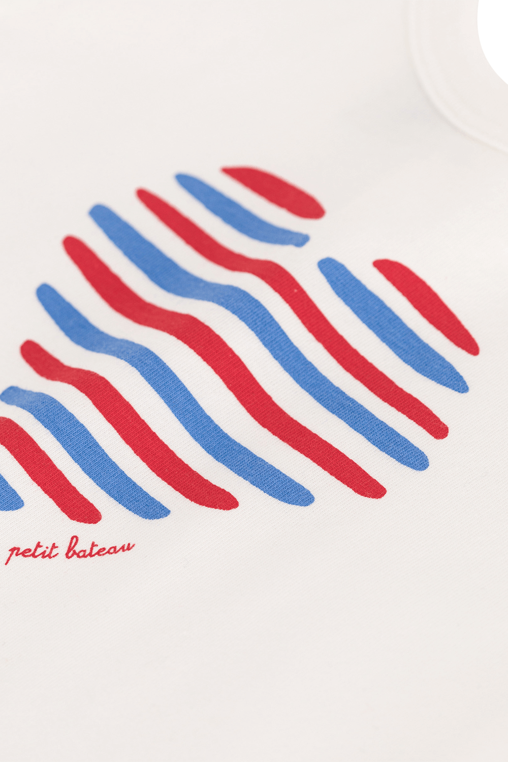 תמונת תקריב של חולצת טי - גילאים 18-36 חודשים