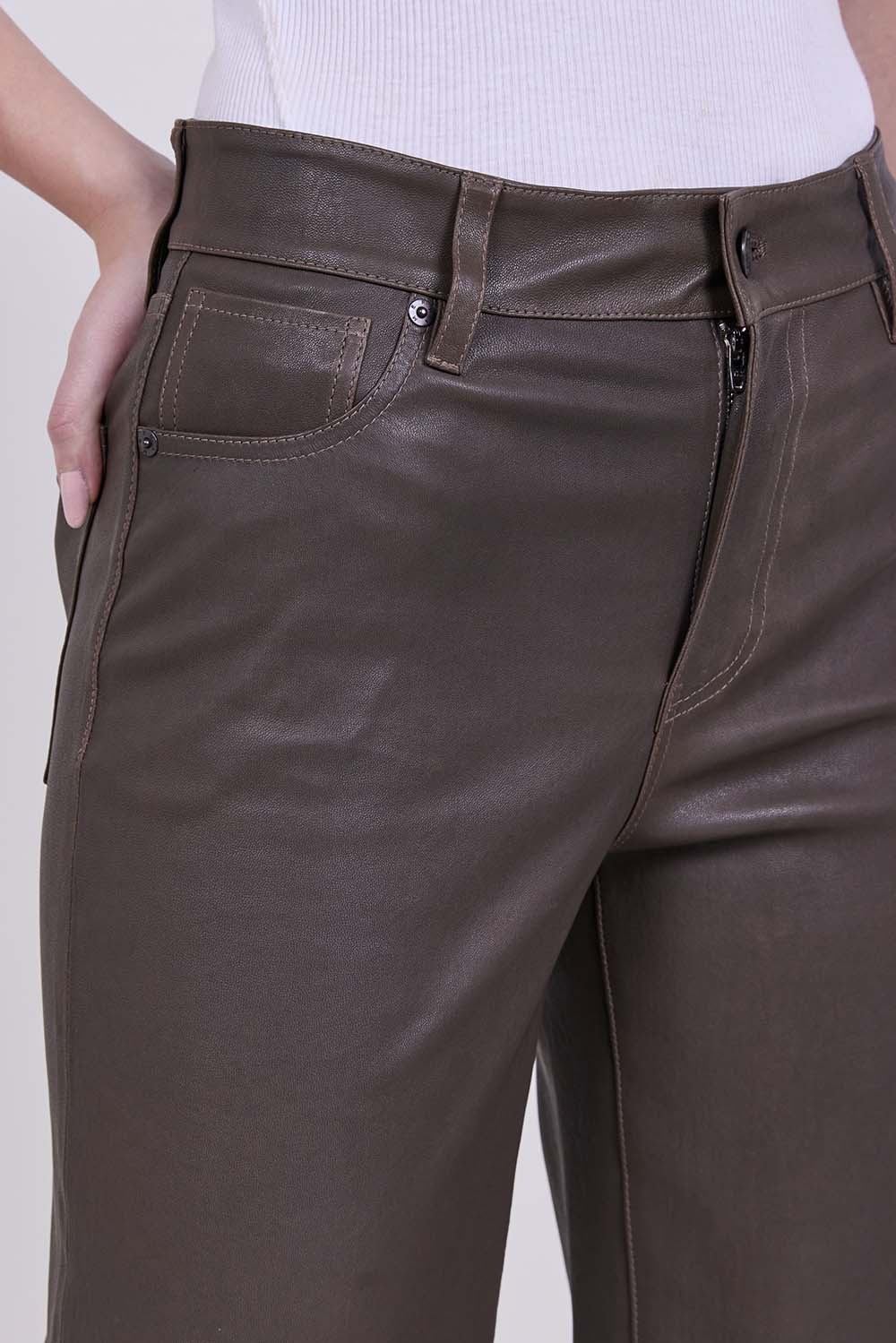 תמונת תקריב דוגמן של מכנסי עור