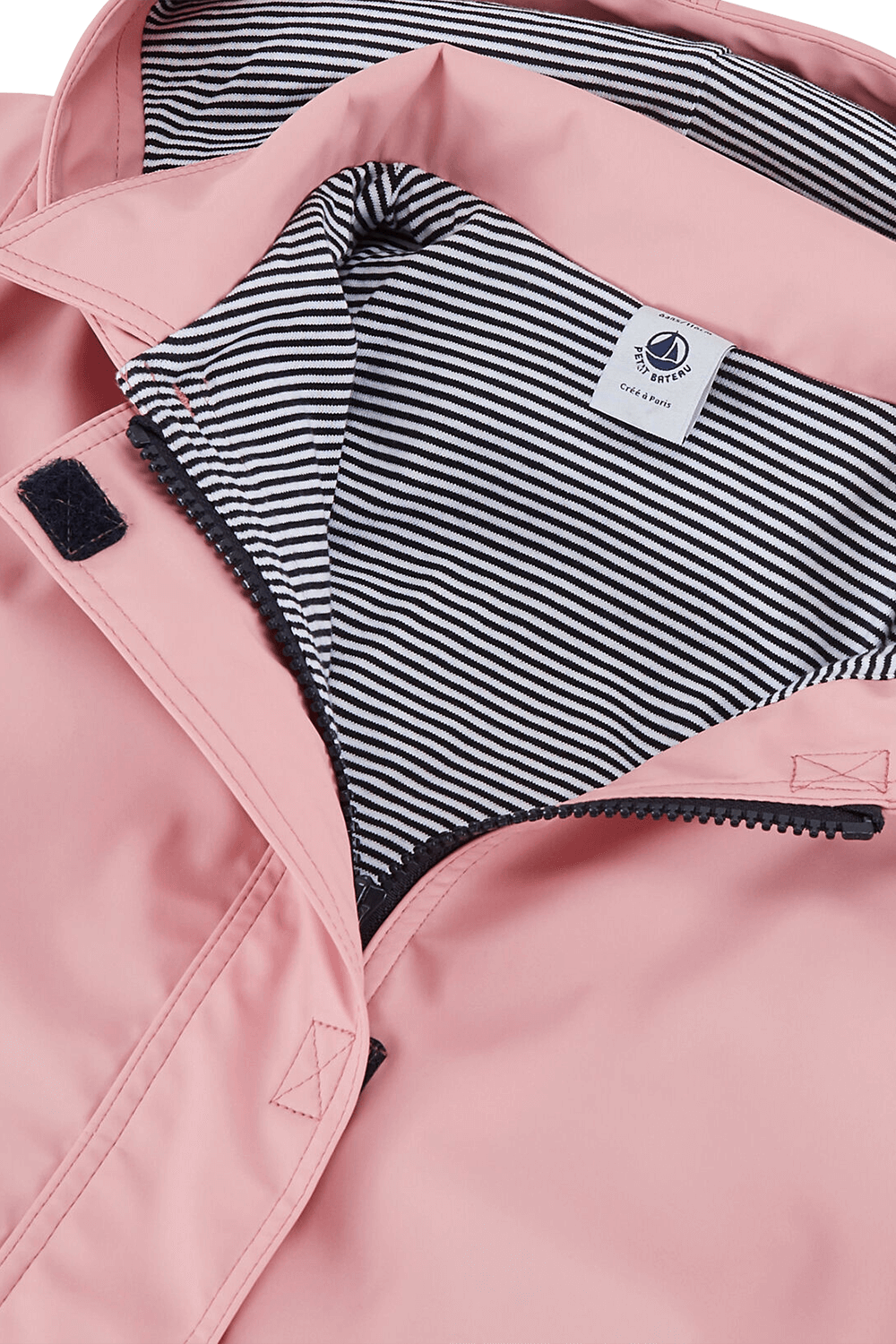 תמונת תקריב של מעיל גשם ורוד - גילאי 6-12