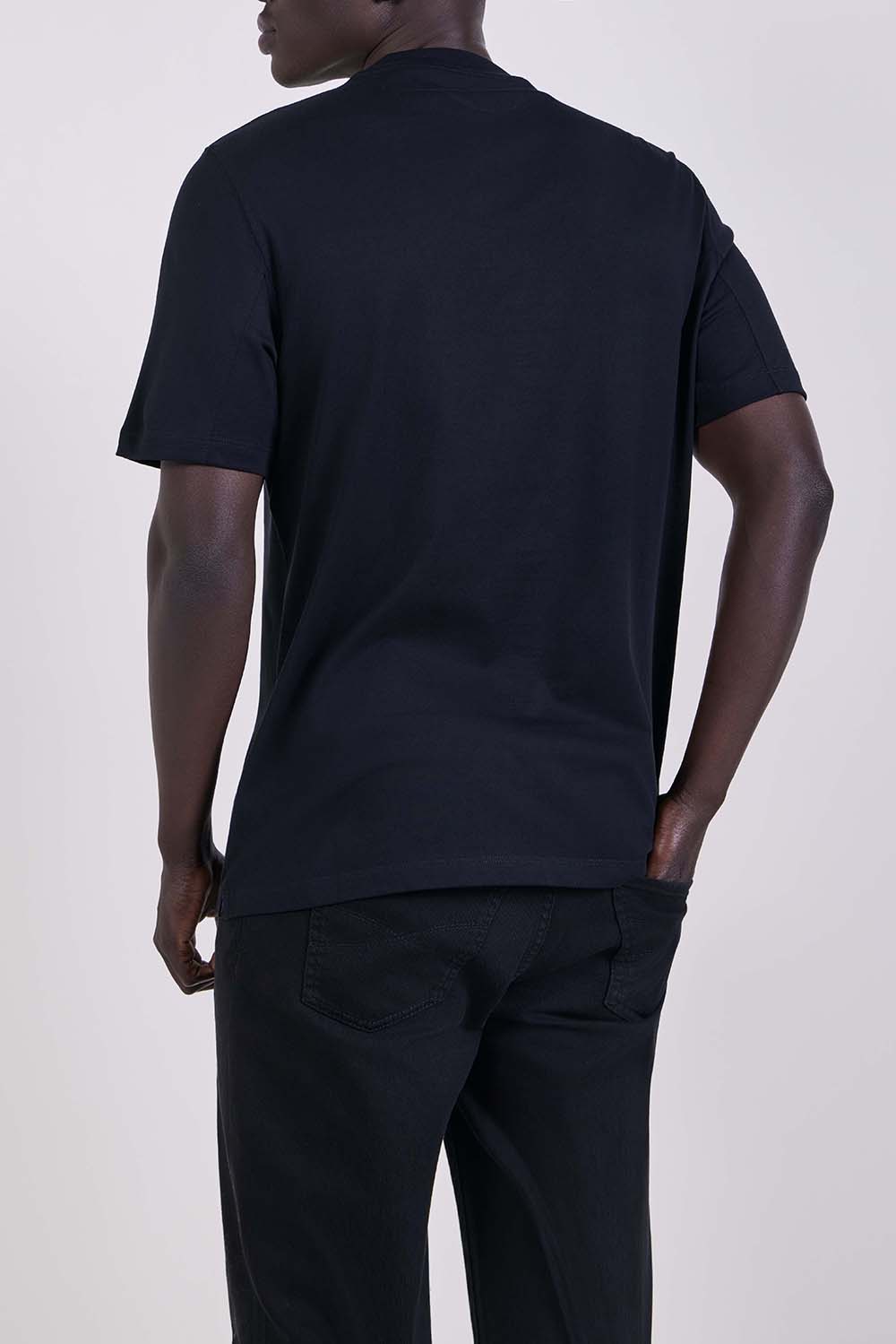 תמונת דוגמן אחורית של חולצת טי בגזרה ישרה