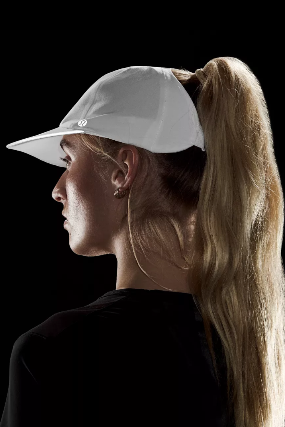 תמונת תקריב של Fast and Free Ponytail Running Hat