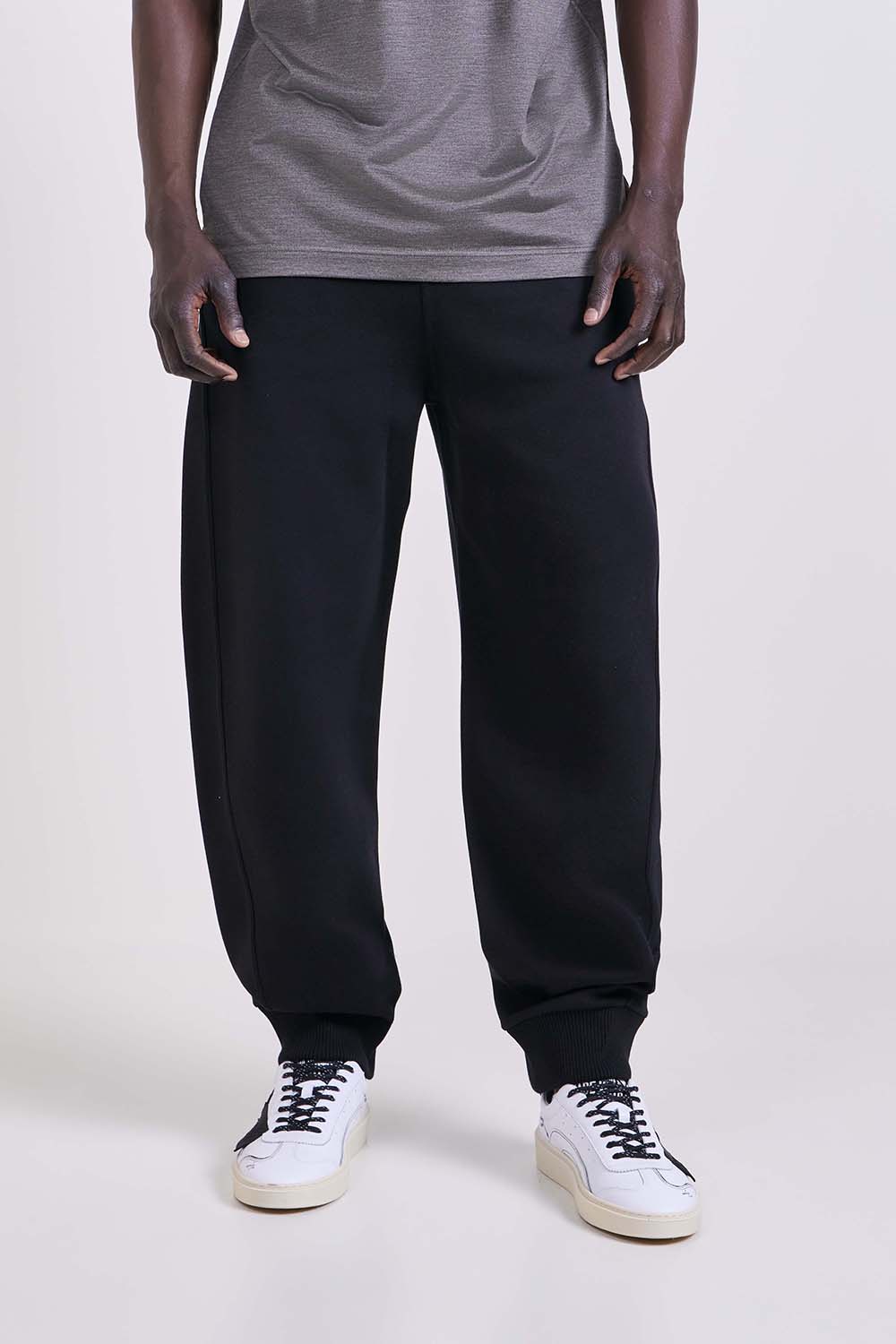 תמונת דוגמן קידמית של מכנסי ג'וגר