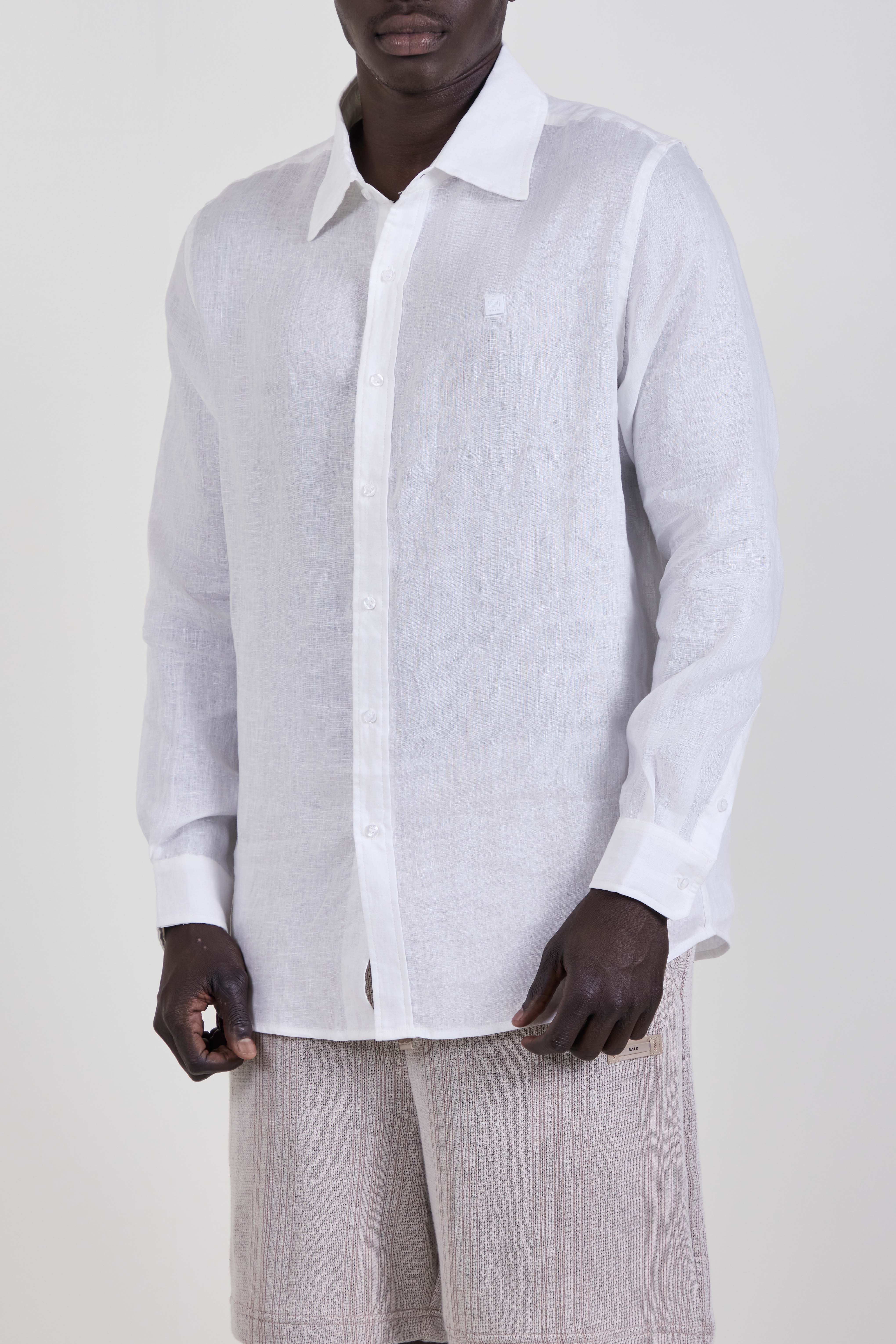 תמונת דוגמן קידמית של חולצה מכופתרת פשתן