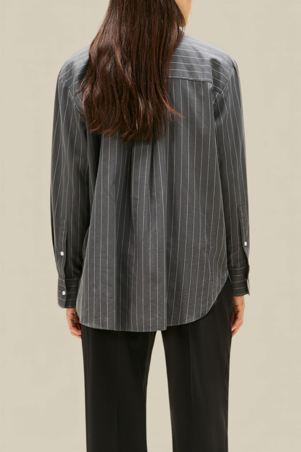 תמונת דוגמן אחורית של חולצת כפתורים אוברסייז