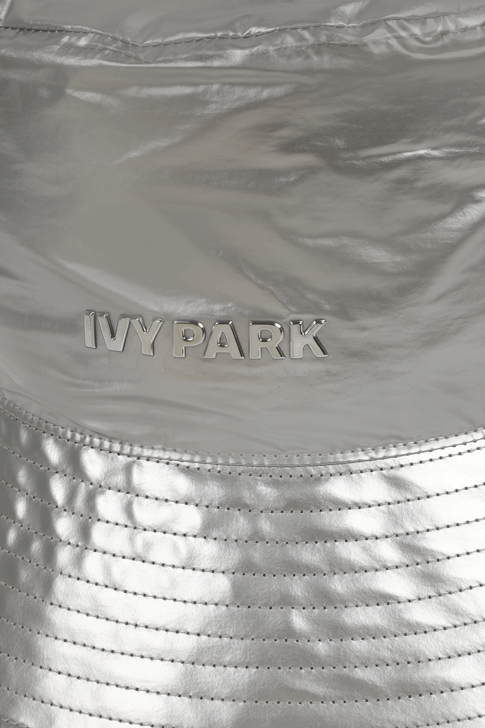 תמונת פנים של אדידס X אייבי פארק כובע באקט דו צדדי עם שרשרת