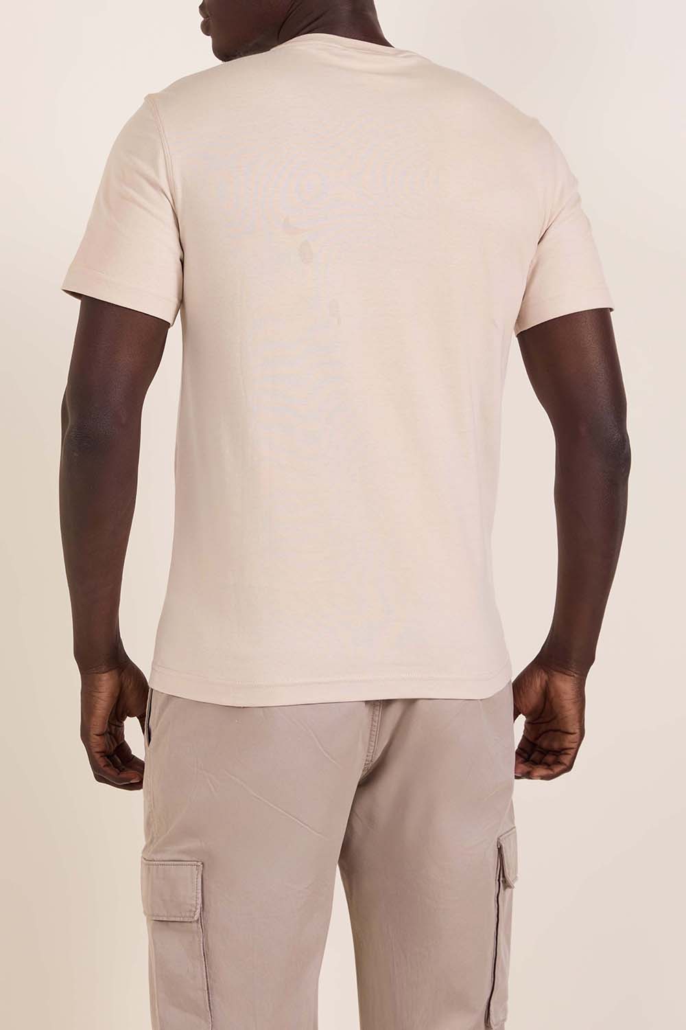 תמונת דוגמן אחורית של חולצת טי