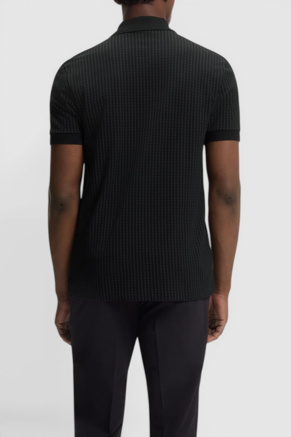 תמונת דוגמן אחורית של חולצת פולו בגזרת סלים