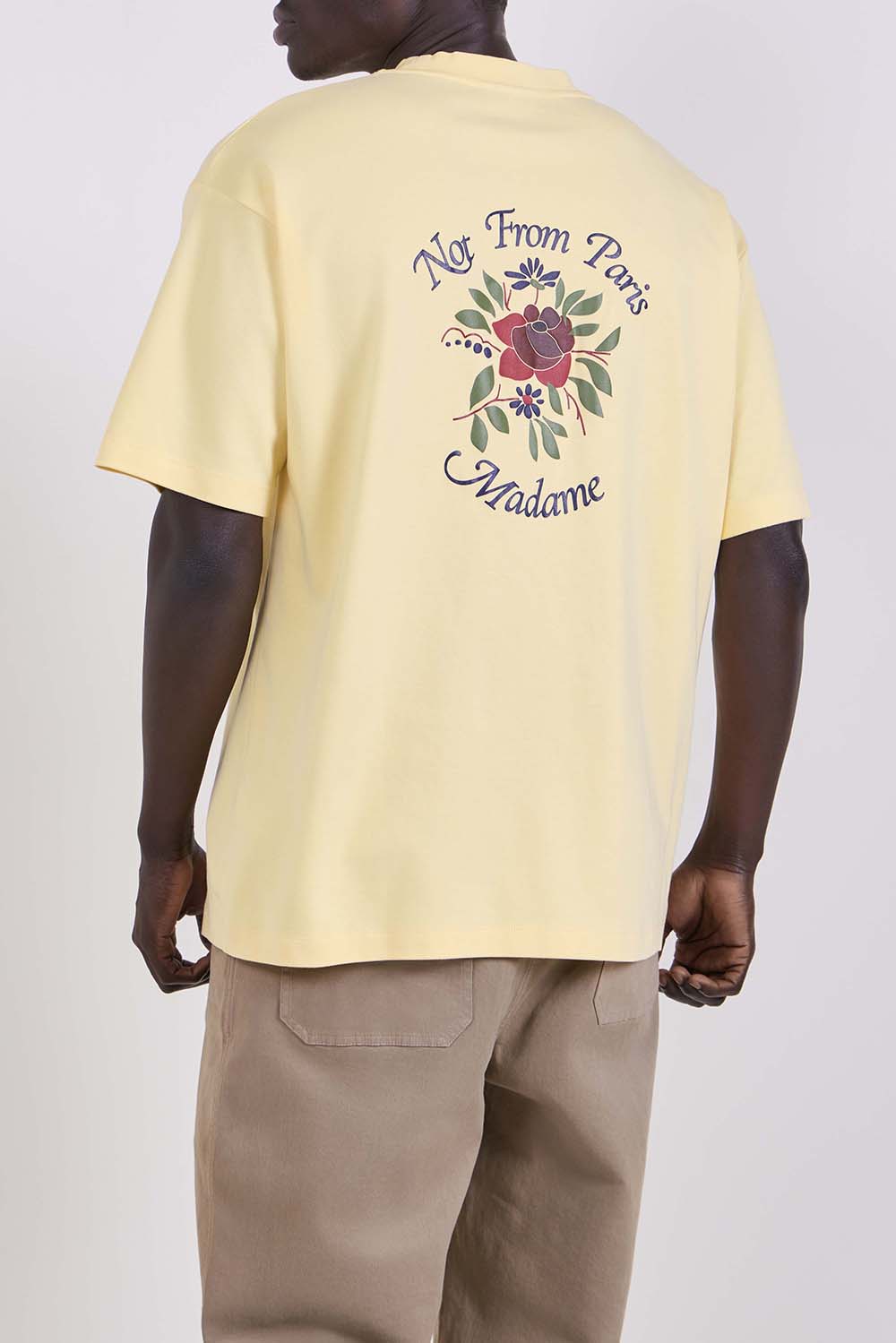 תמונת דוגמן אחורית של חולצת טי