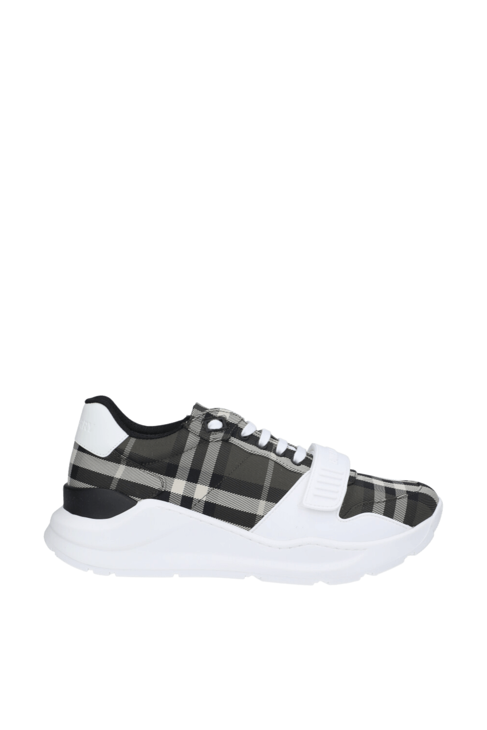 תמונה קידמית של נעלי סניקרס