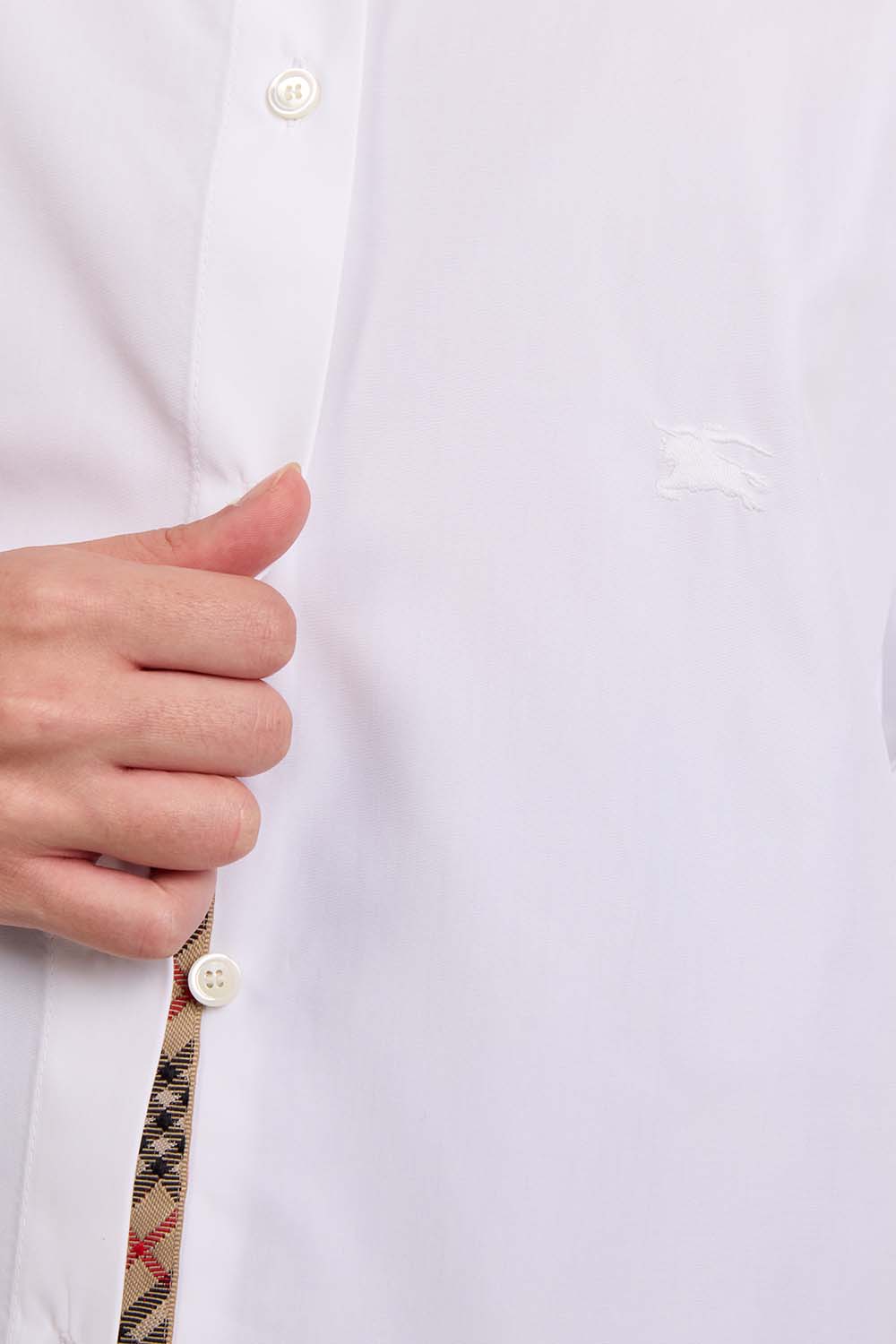 תמונת תקריב דוגמן של חולצת כפתורים אלורה