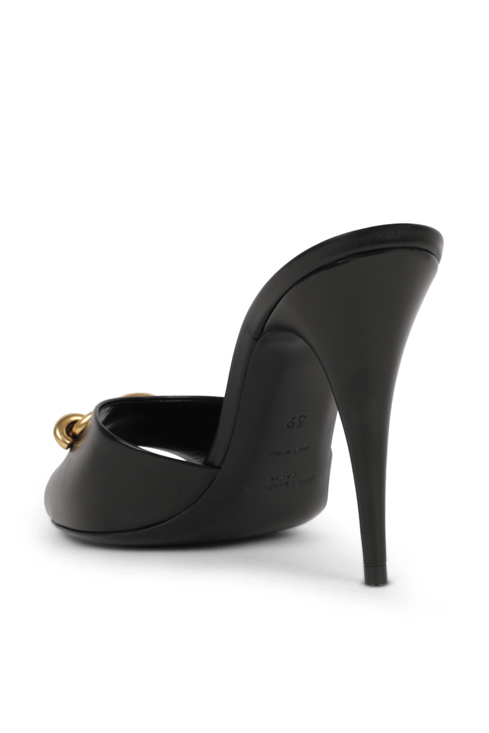 תמונה אחורית של נעלי עקב שחורים מעור עם אבזם זהב