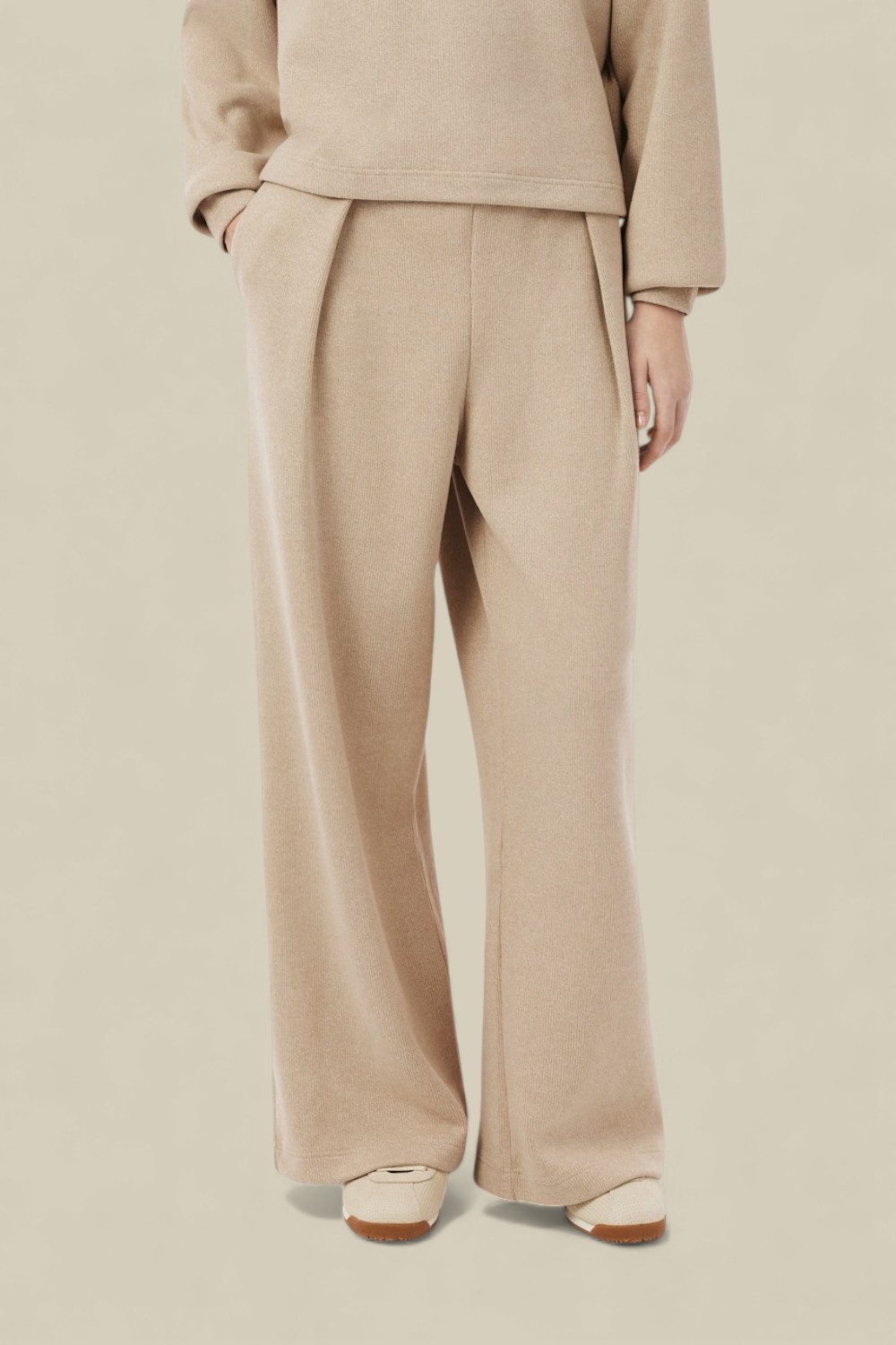 תמונת דוגמן קידמית של מכנסי ג'וגר רחבים