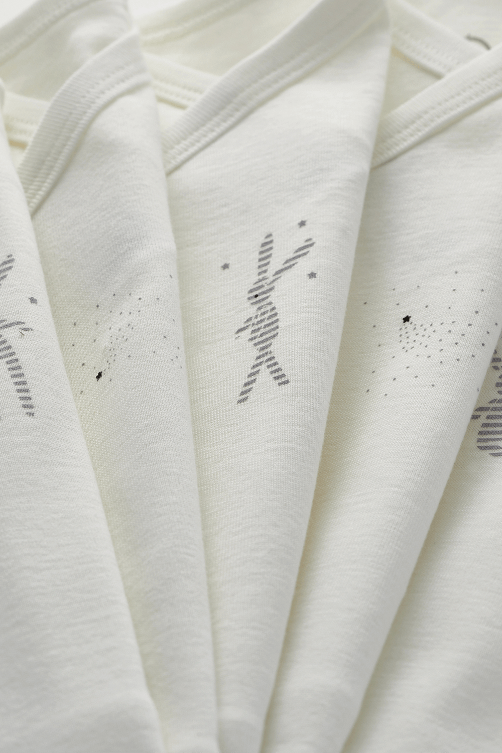 תמונה אחורית של חמישיית בגדי גוף קצרים בפרינט ארנבון - גילאי NB-12 חודשים