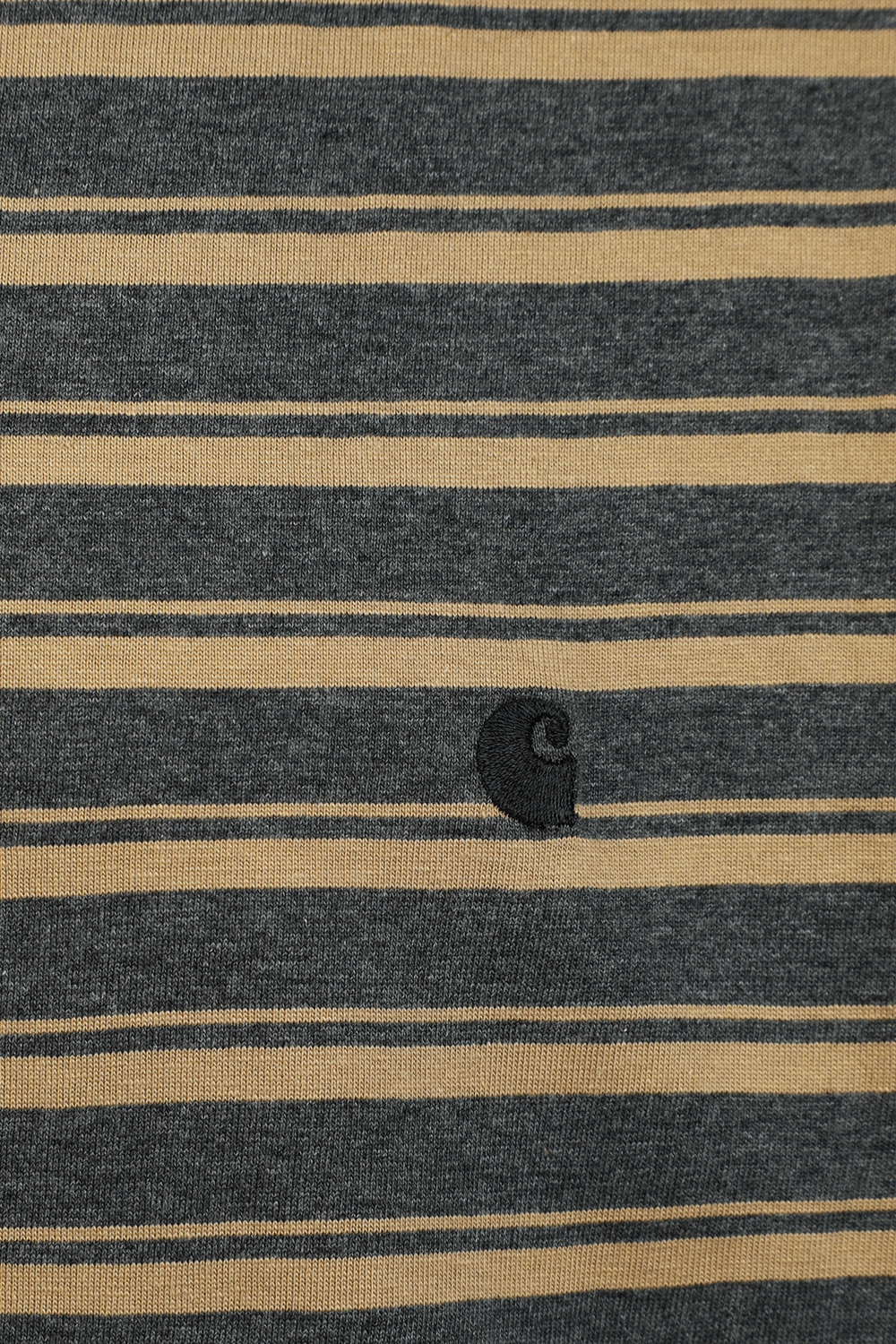 תמונה אחורית של חולצת טי עם פסים בגווני בז' ואפור