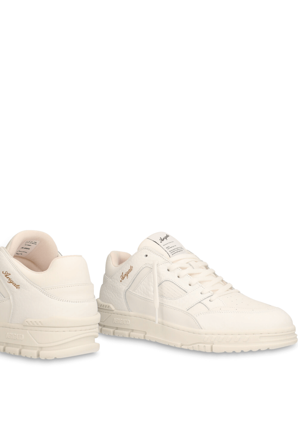 תמונת תקריב של נעלי סניקרס ארייה לו