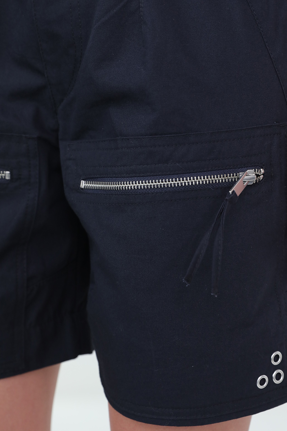 תמונת תקריב דוגמן של מכנסיים קצרים