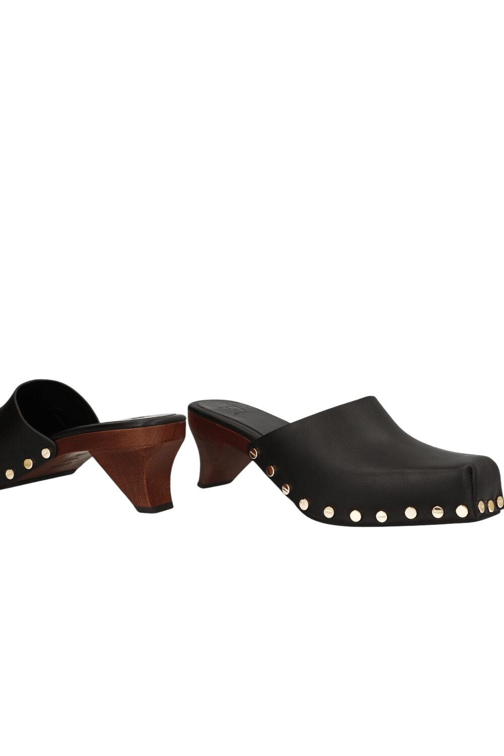 תמונת תקריב של כפכפי עקב מיולס