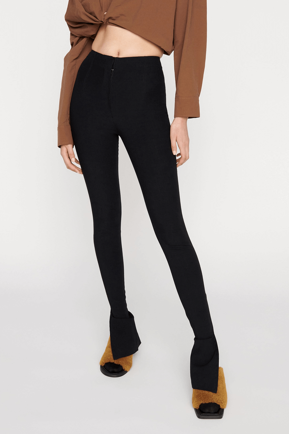 La Pentalon Obiou Pants in Black image number null JACQUEMUS