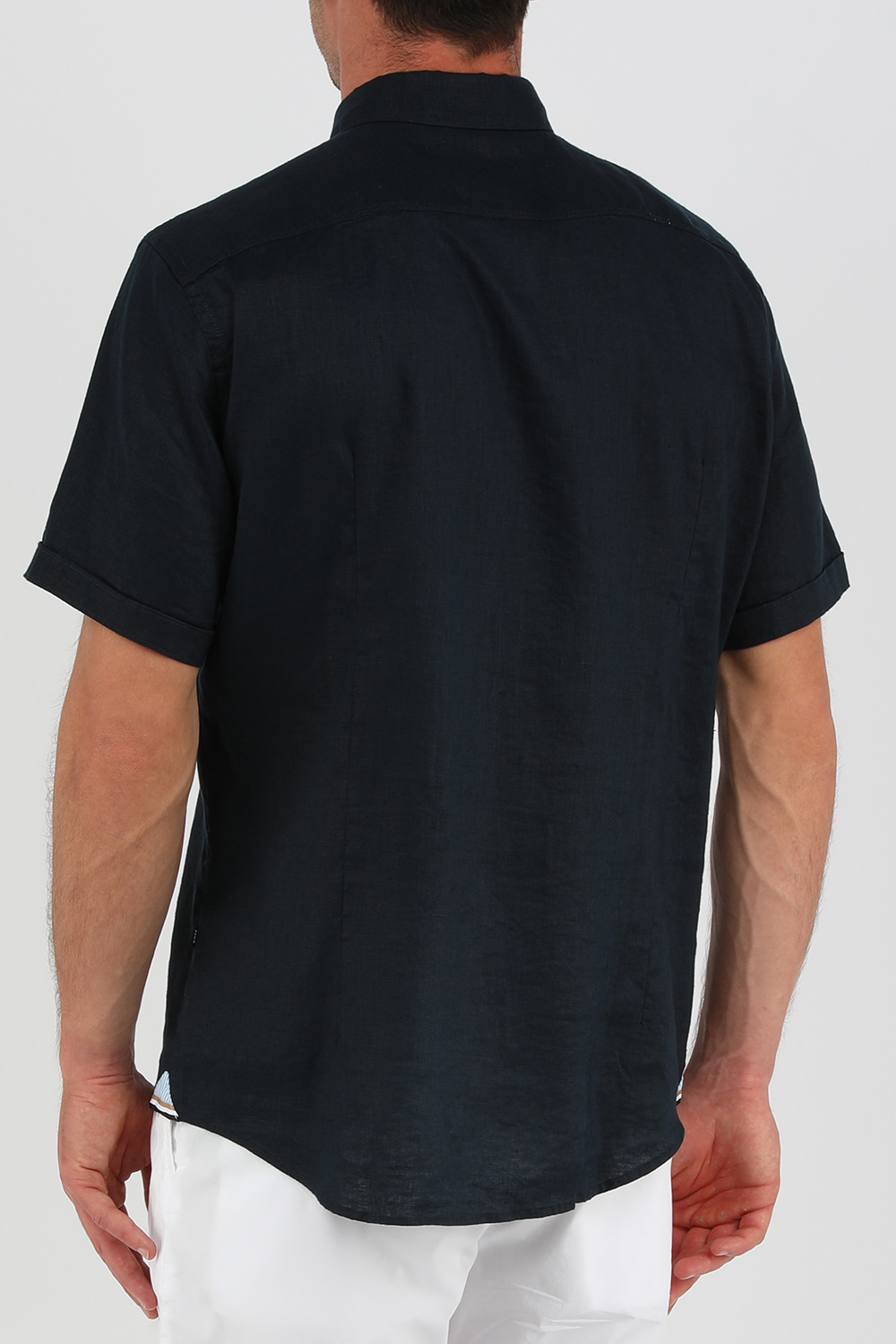 תמונת דוגמן אחורית של חולצה מכופתרת קצרה שחורה