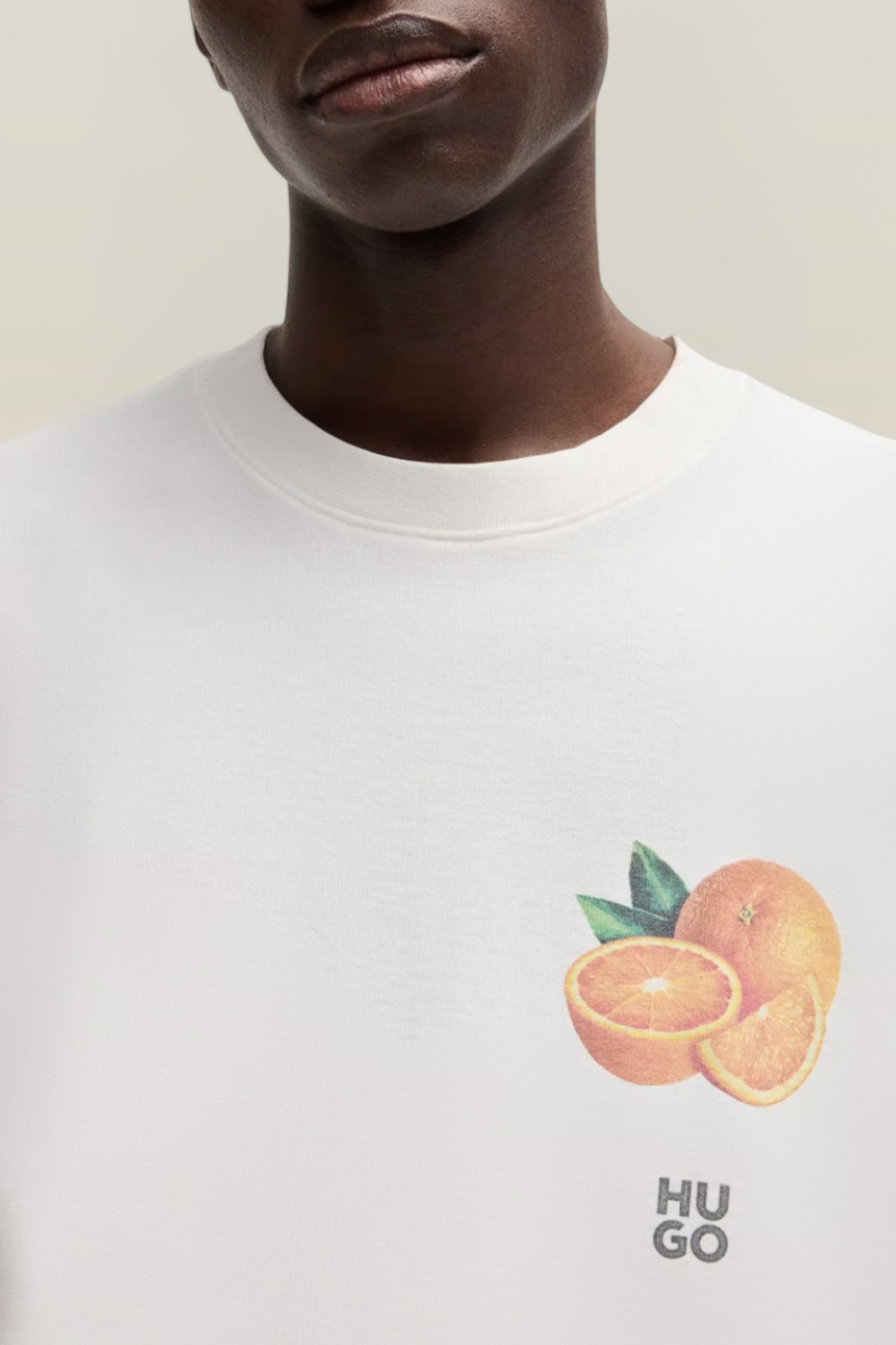 תמונת תקריב דוגמן של חולצת טי אוברסייז