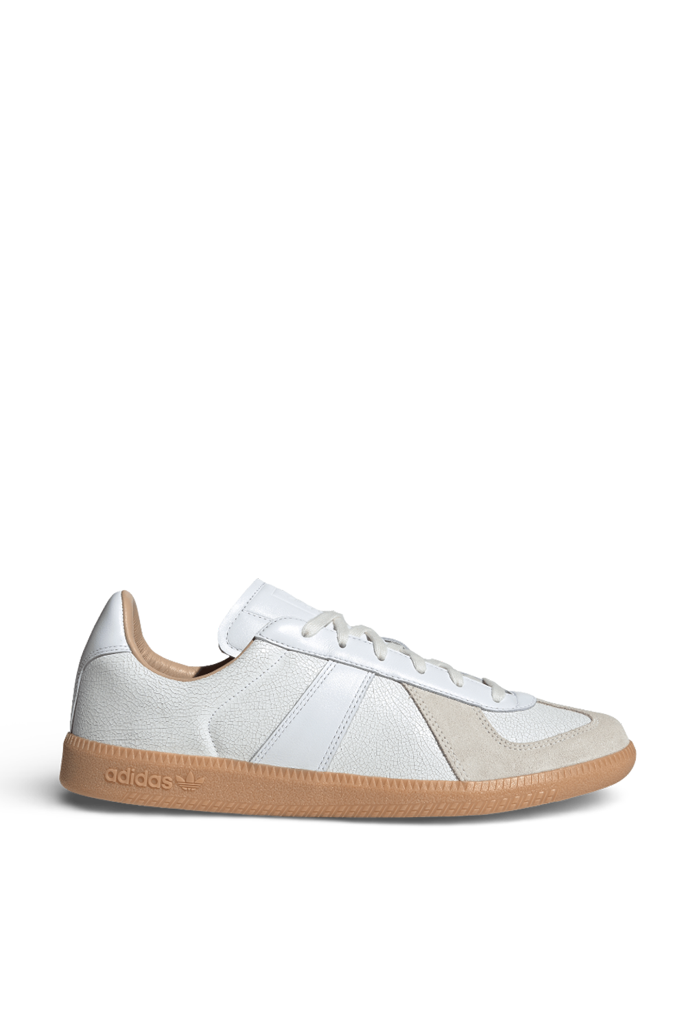 תמונה קידמית של נעלי סניקרס עור