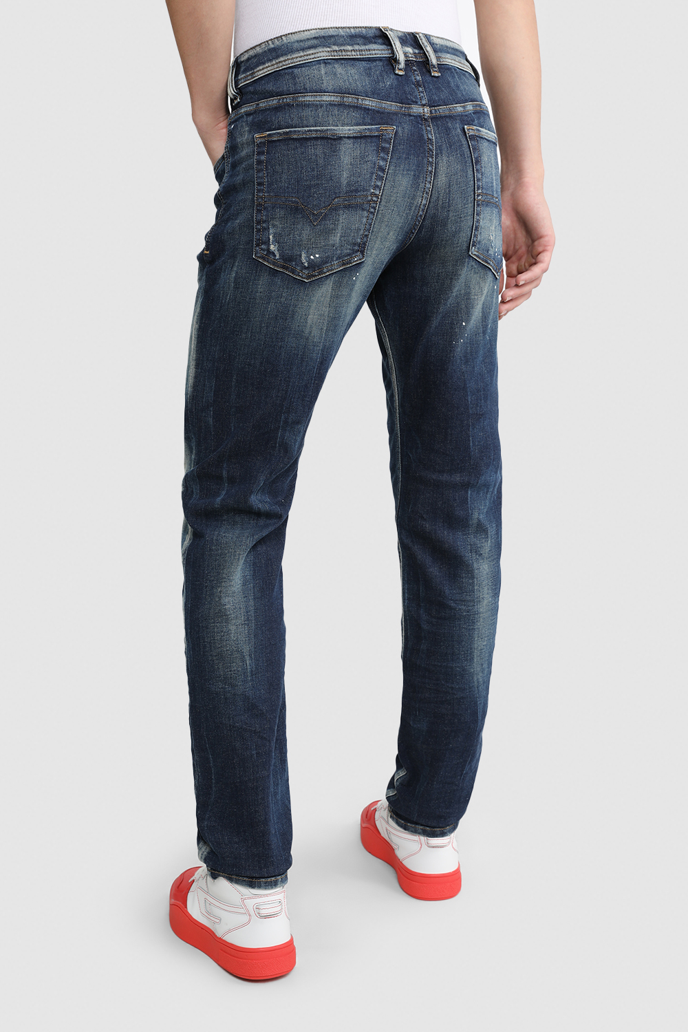 תמונת דוגמן אחורית של מכנסי סלים ג'ינס