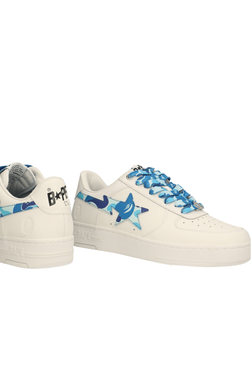 תמונת תקריב של נעלי סניקרס