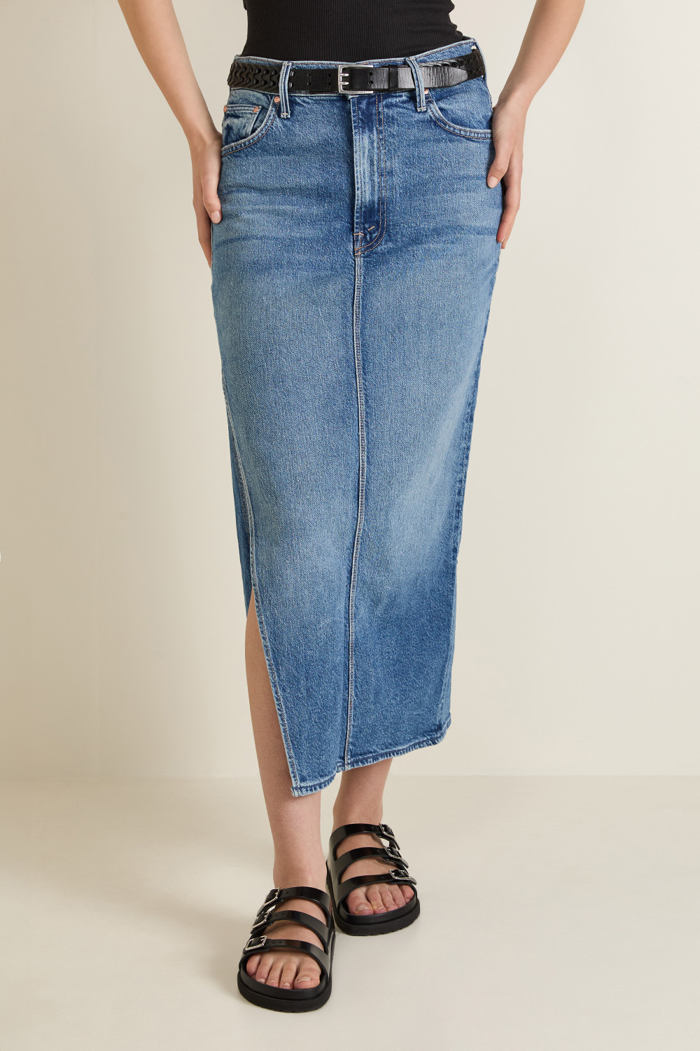 תמונת דוגמן קידמית של חצאית ג'ינס מידי