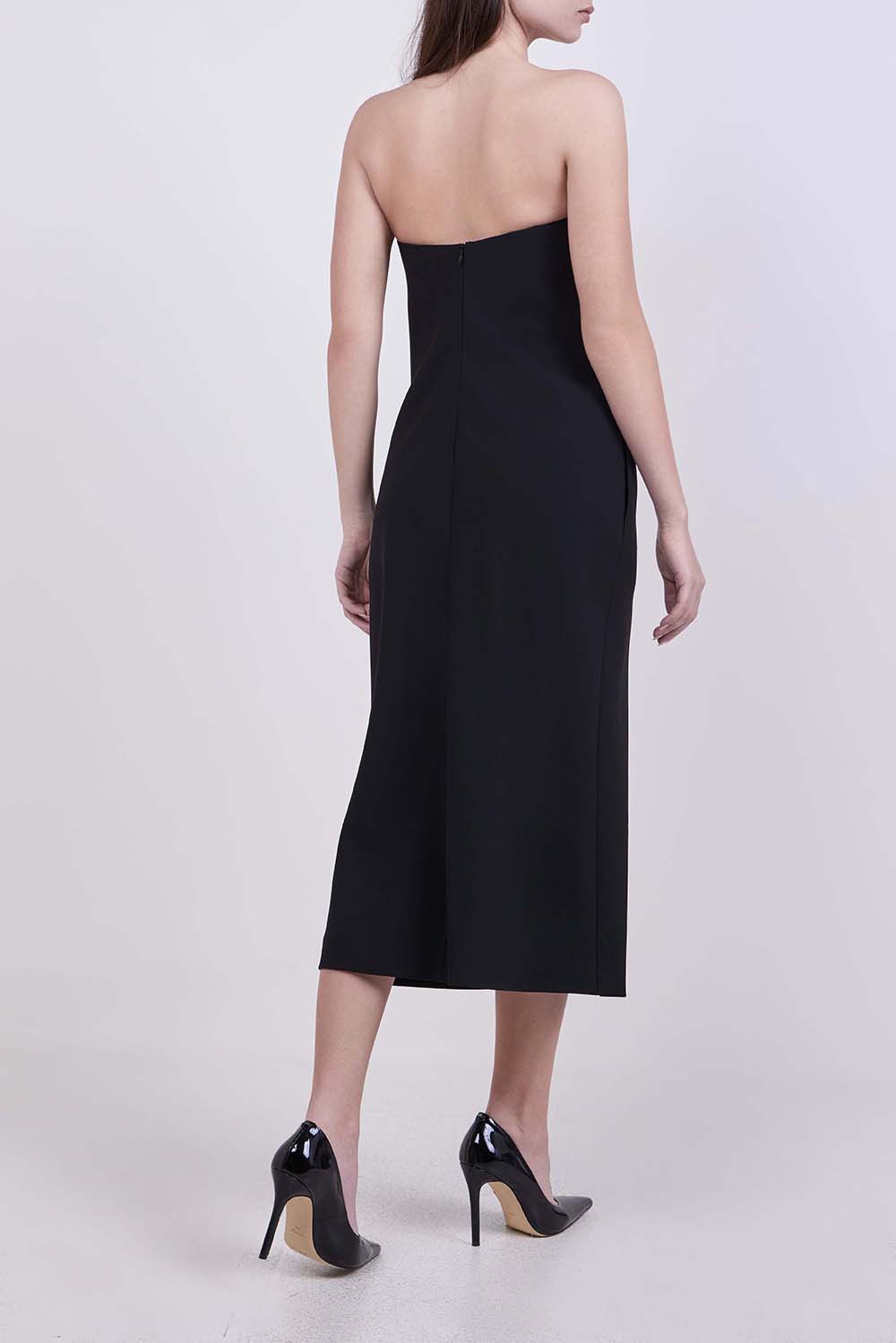 תמונת דוגמן אחורית של שמלת מידי סטרפלס