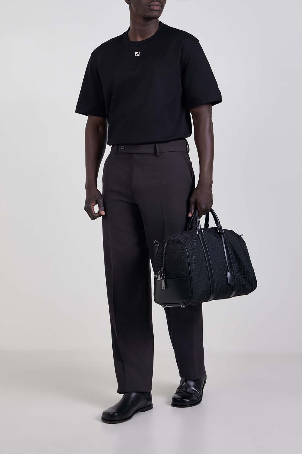 תמונת דוגמן קידמית של תיק נסיעות מדיום