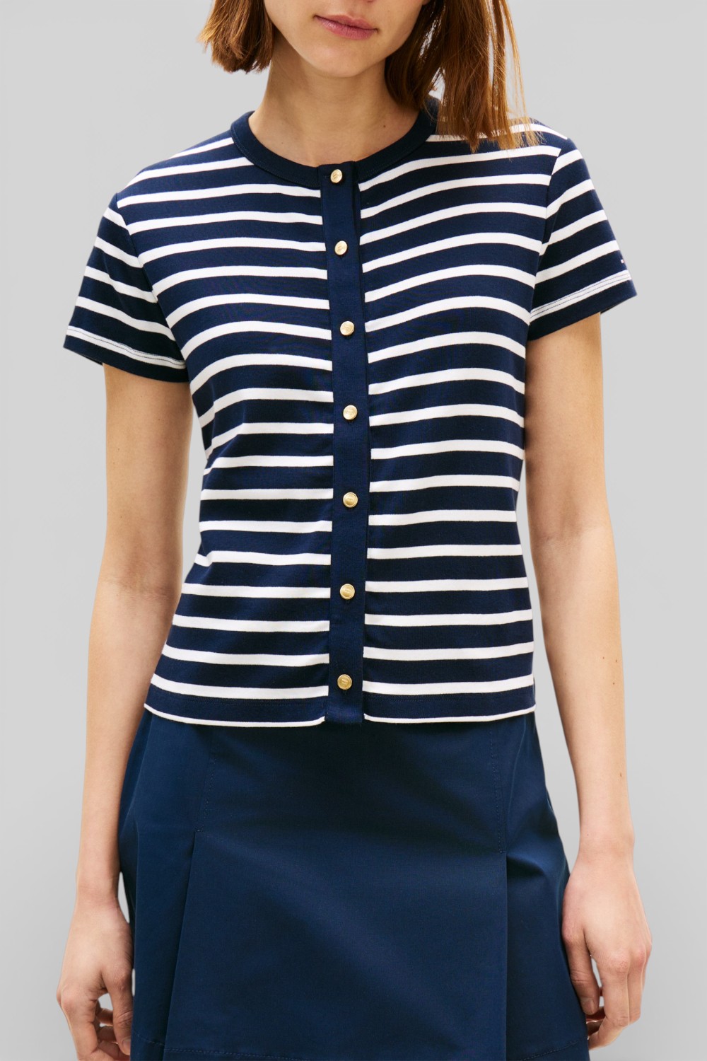 תמונת דוגמן קידמית של חולצת טי מכופתרת