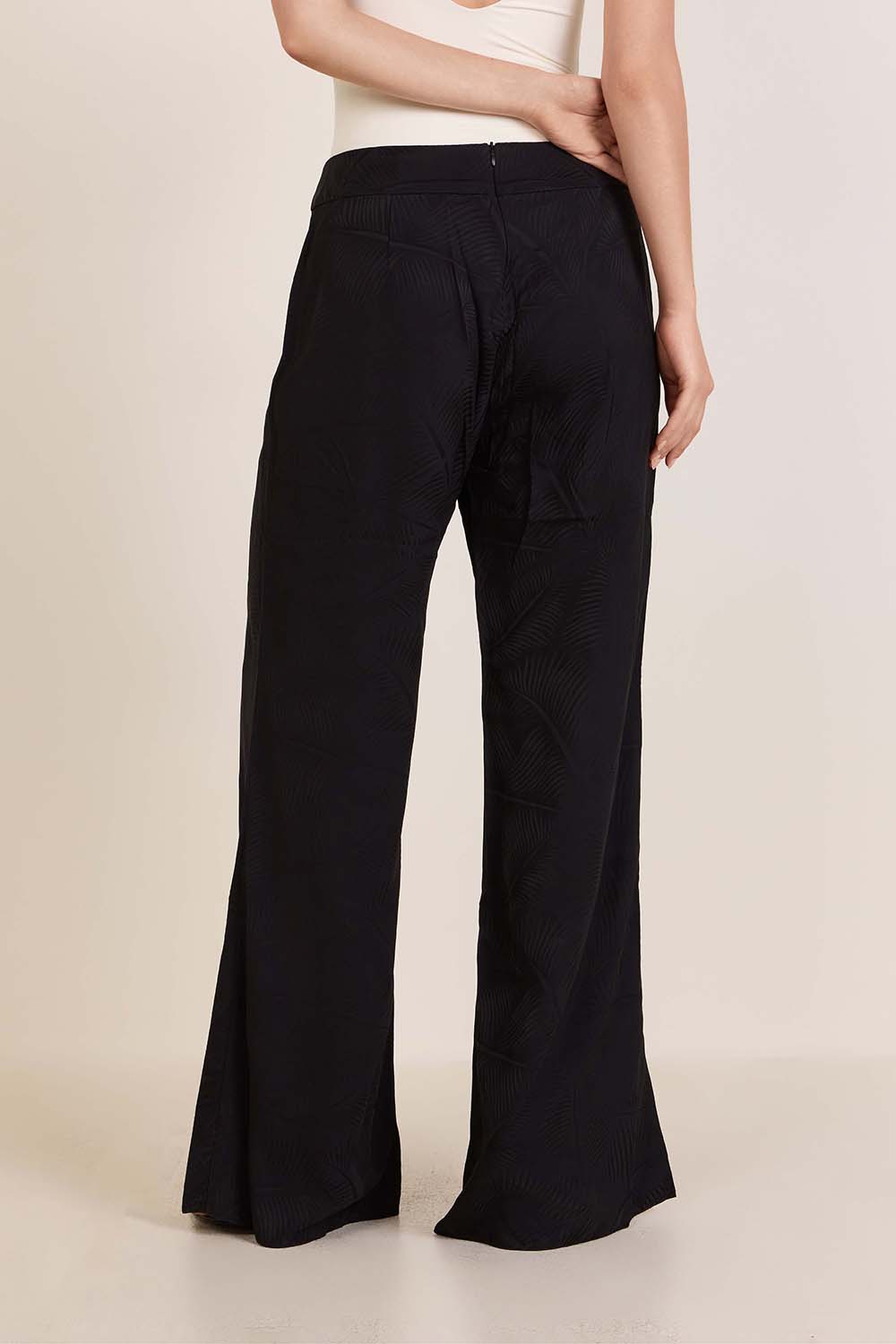 תמונת דוגמן אחורית של מכנסיים מתרחבים