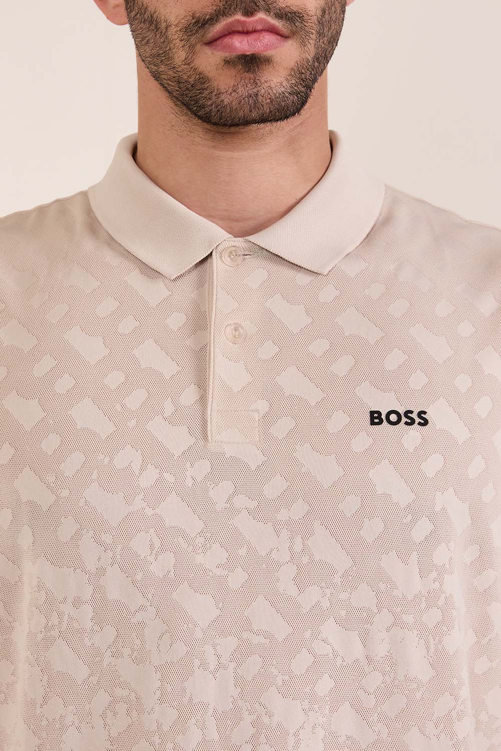 תמונת תקריב דוגמן של חולצת פולו