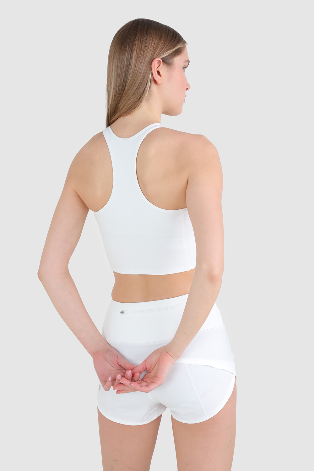 תמונת דוגמן אחורית של Cropped V-Neck Tennis Tank Top