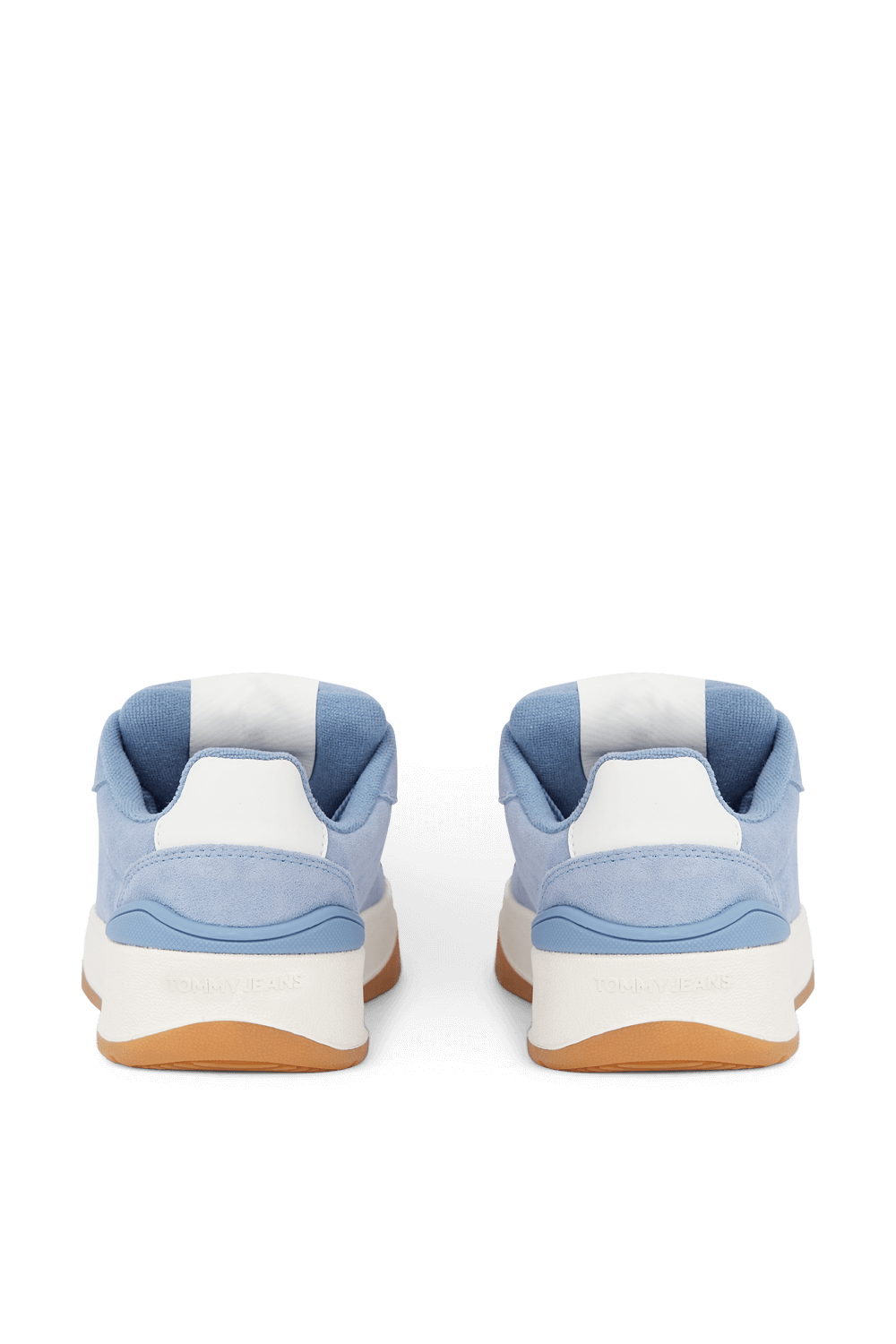 תמונת תקריב של נעלי סניקרס