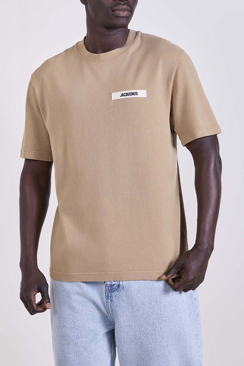 תמונת דוגמן קידמית של חולצת טי בגזרה משוחררת